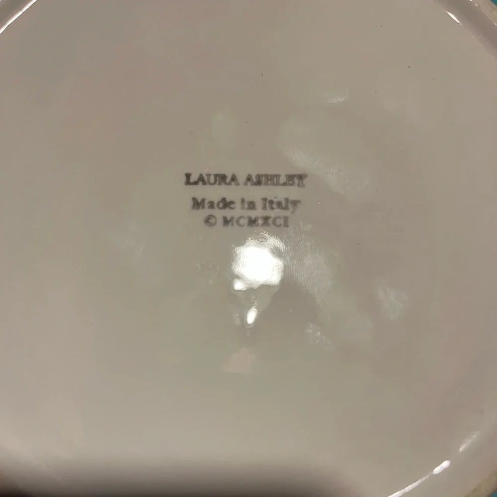 Laura Ashley covered powder or candy dish - Picture 5 of 7